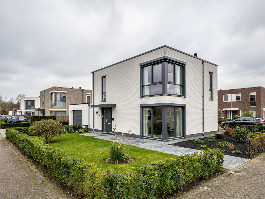 Moderne vrijstaande woning in een buitenwijk van Nijmegen met antracietgrijze kunststof kozijnen