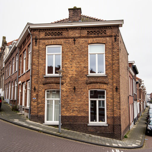 vooroorlogse rijtjeswoning in Heumen met witte kunststof kozijnen aan de voorgevel