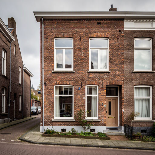 vrijstaande woning in landelijke stijl met witte kunststof kozijnen aan de voorgevel in Druten