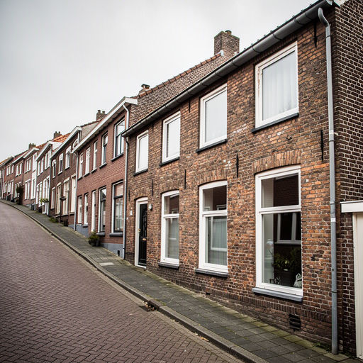 vrijstaand woonhuis in Geldermalsen met moderne grijze kunststof kozijnen aan de voorgevel