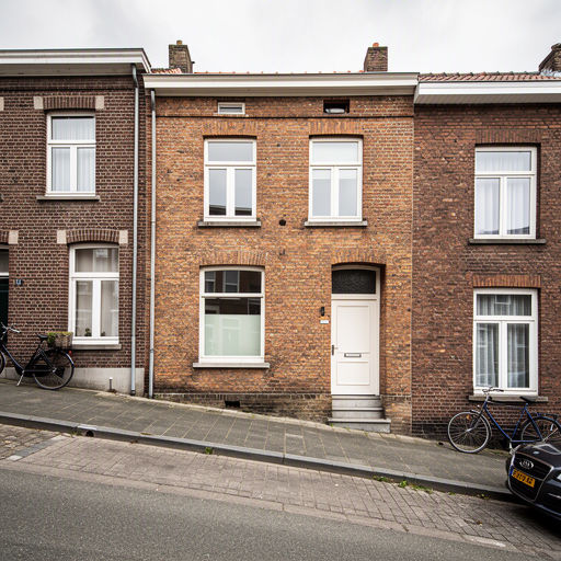 vooroorlogse rijtjeswoning in Berg en Dal met witte kunststof kozijnen aan de voorgevel