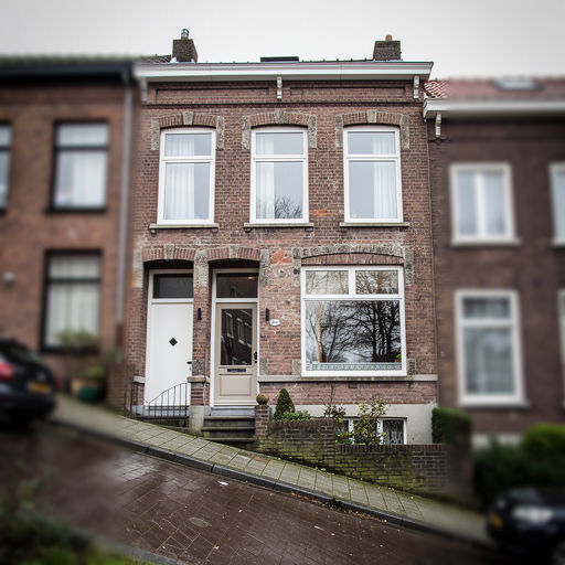 vooroorlogse rijtjeswoning in Wijchen met witte kunststof kozijnen aan de voorgevel